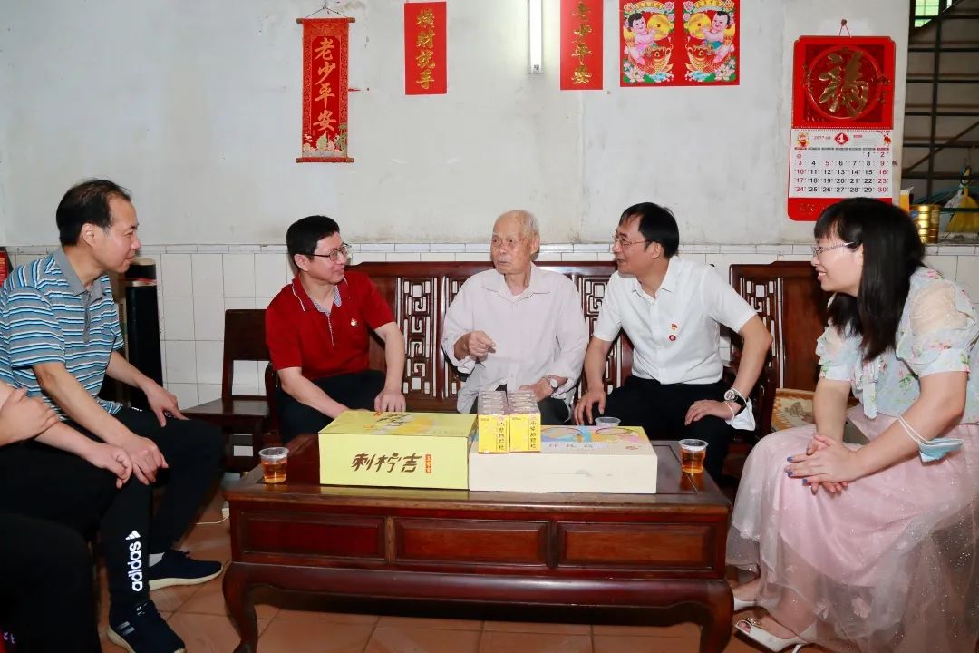 强国回复有我 传承劳模心灵——白云山pp电子公司辅导“五一”前夕走访慰问劳动圭表和基层一线员工